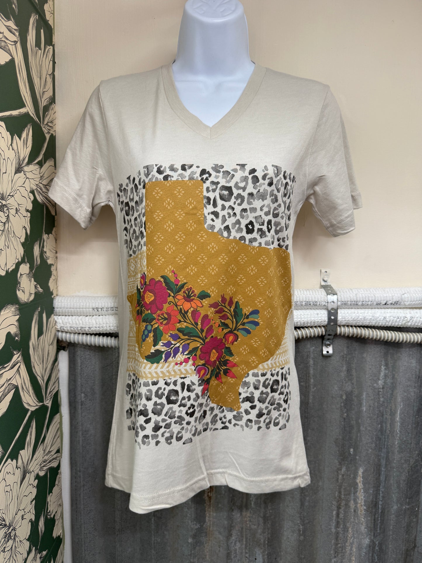 Texas Leopard Graphic Tee – Mustard Floral State V-Neck Shirt for Women