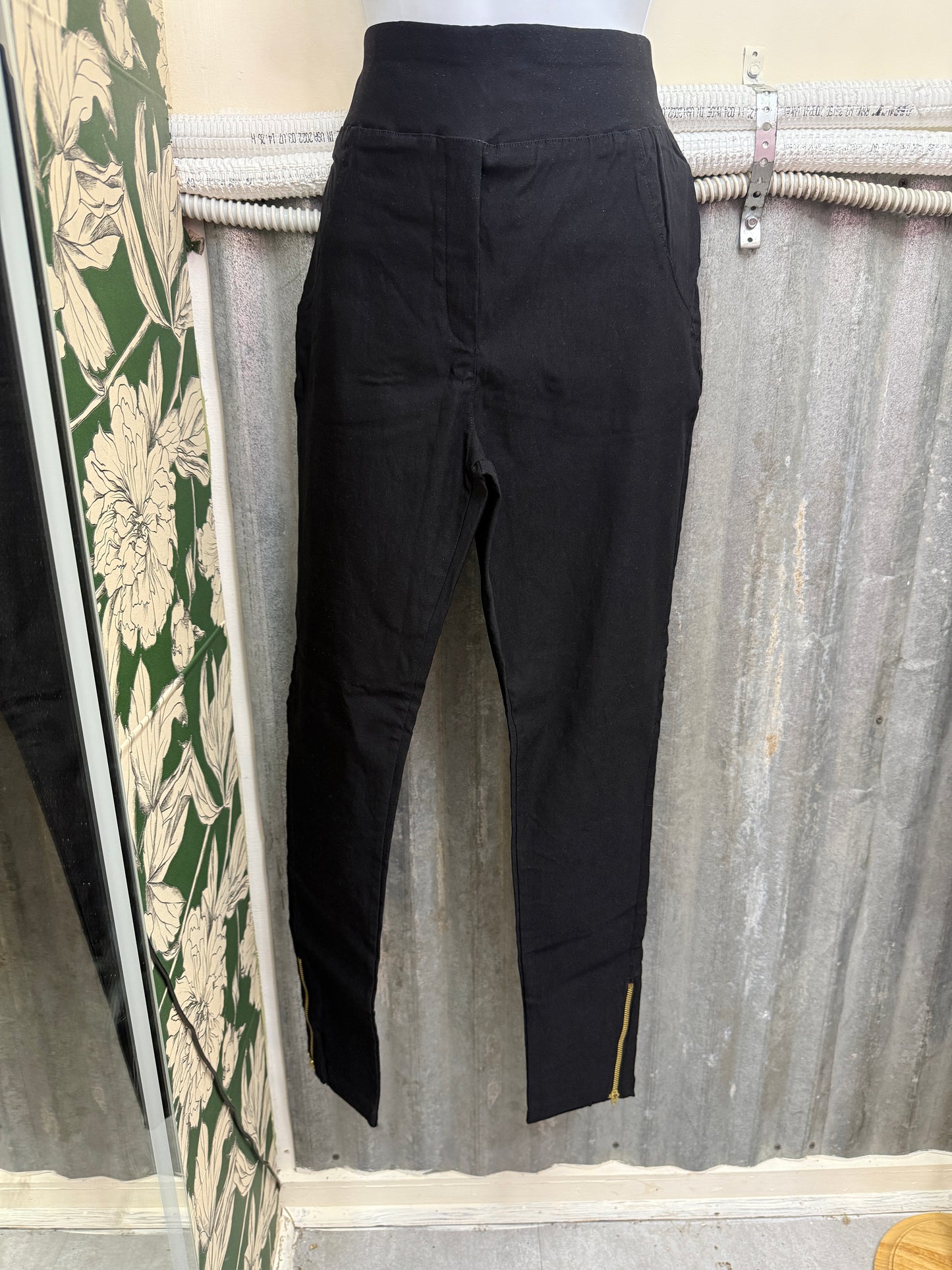 Women’s Black Stretch Jeggings with Gold Zipper – High-Rise Skinny Fit