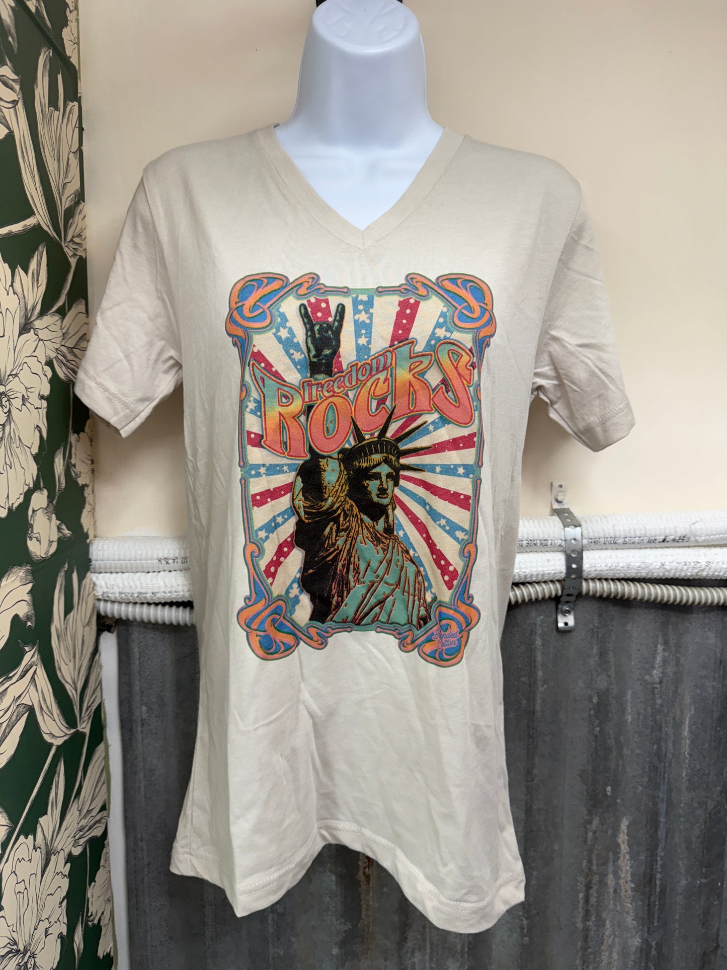 Freedom Rocks Patriotic Graphic Tee – Vintage Lady Liberty V-Neck Shirt
