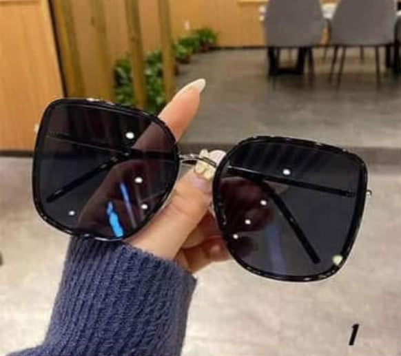 Chic Luxe Oversized Sunnies – Black & Ivory Frame