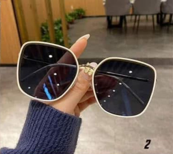 Chic Luxe Oversized Sunnies – Black & Ivory Frame